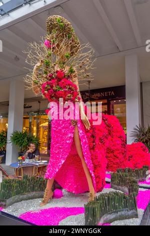 Die mit Blumen verzierten Schaufensterpuppen werden während der Veranstaltung Fleurs de Villes Artiste at Bal Harbour Shops in Bal Harbour, FL, am 2. März 2024 gezeigt Stockfoto