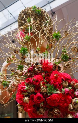 Die mit Blumen verzierten Schaufensterpuppen werden während der Veranstaltung Fleurs de Villes Artiste at Bal Harbour Shops in Bal Harbour, FL, am 2. März 2024 gezeigt Stockfoto