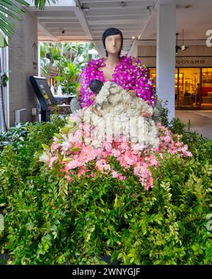 Die mit Blumen verzierten Schaufensterpuppen werden während der Veranstaltung Fleurs de Villes Artiste at Bal Harbour Shops in Bal Harbour, FL, am 2. März 2024 gezeigt Stockfoto