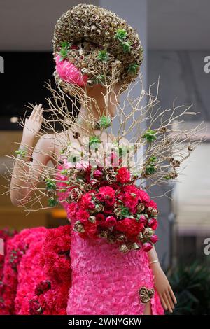 Die mit Blumen verzierten Schaufensterpuppen werden während der Veranstaltung Fleurs de Villes Artiste at Bal Harbour Shops in Bal Harbour, FL, am 2. März 2024 gezeigt Stockfoto