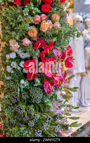 Die mit Blumen verzierten Schaufensterpuppen werden während der Veranstaltung Fleurs de Villes Artiste at Bal Harbour Shops in Bal Harbour, FL, am 2. März 2024 gezeigt Stockfoto