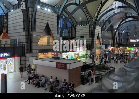 Bahnhof Ladozhsky St. Petersburg, Russland Juli 15 2022 Menschen warten auf den Transport im Wartezimmer. Bahnhof. Wunderschöne Balken und Stockfoto