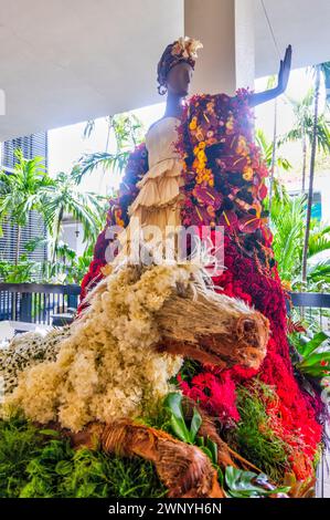 Die mit Blumen verzierten Schaufensterpuppen werden während der Veranstaltung Fleurs de Villes Artiste at Bal Harbour Shops in Bal Harbour, FL, am 2. März 2024 gezeigt Stockfoto