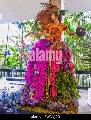 Die mit Blumen verzierten Schaufensterpuppen werden während der Veranstaltung Fleurs de Villes Artiste at Bal Harbour Shops in Bal Harbour, FL, am 2. März 2024 gezeigt Stockfoto