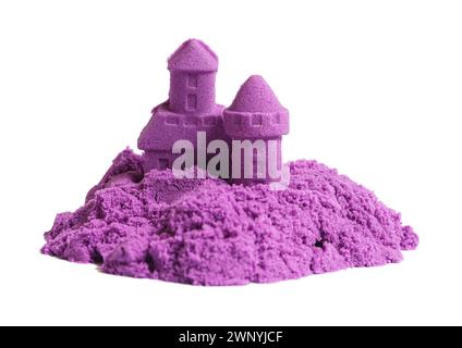 Schloss aus purpurrotem kinetischem Sand isoliert auf weiß Stockfoto