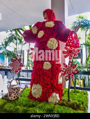 Die mit Blumen verzierten Schaufensterpuppen werden während der Veranstaltung Fleurs de Villes Artiste at Bal Harbour Shops in Bal Harbour, FL, am 2. März 2024 gezeigt Stockfoto