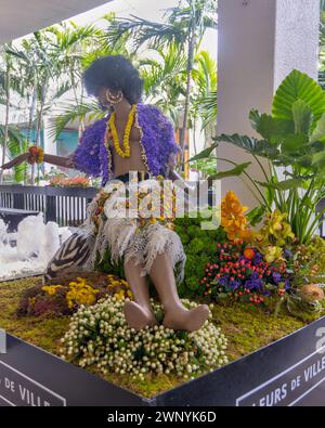 Die mit Blumen verzierten Schaufensterpuppen werden während der Veranstaltung Fleurs de Villes Artiste at Bal Harbour Shops in Bal Harbour, FL, am 2. März 2024 gezeigt Stockfoto