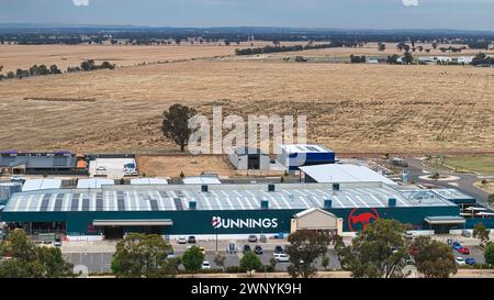 Yarrawonga, Victoria, Australien - 7. Dezember 2023: Bunnings Warehouse unter dem ausgedehnten australischen Himmel in Yarrawonga Stockfoto