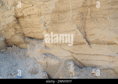 Sandstein ist ein fragmentarisches Sedimentgestein, ein homogenes oder geschichtetes Aggregat von fragmentarischen Körnern und Sandkörnern, die durch ein beliebiges Mineral gebunden sind Stockfoto