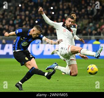 Mailand, Italien. März 2024. Kristjan Asllani (L) des FC Inter erzielte beim italienischen Fußballspiel der Serie A zwischen dem FC Inter und Genua am 4. März 2024 in Mailand. Quelle: Alberto Lingria/Xinhua/Alamy Live News Stockfoto