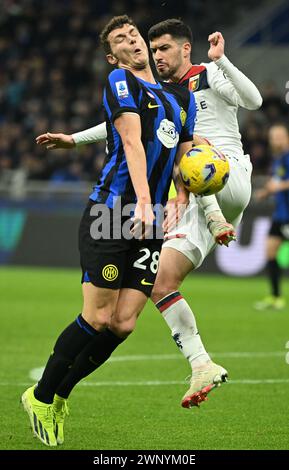 Mailand, Italien. März 2024. Benjamin Pavard (L) streitet mit Aaron Martin während des italienischen Fußballspiels der Serie A zwischen dem FC Inter und Genua am 4. März 2024 in Mailand. Quelle: Alberto Lingria/Xinhua/Alamy Live News Stockfoto