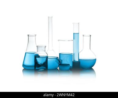 Laborglas mit blauer Flüssigkeit, isoliert auf weiß Stockfoto