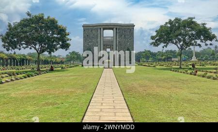 Weg zur Erinnerung am feierlichen Tor des Taukkyan war Cemetery Stockfoto