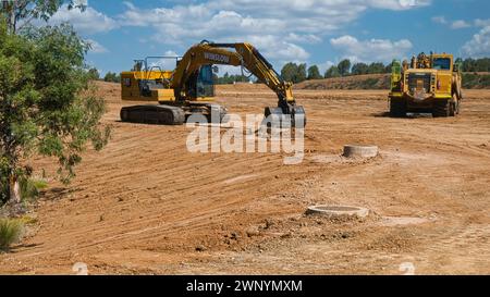 Yarrawonga, Victoria, Australien - 11. Februar 2022: Raupenbagger parkt auf einer großen Schotterbaustelle in Yarrawonga Stockfoto