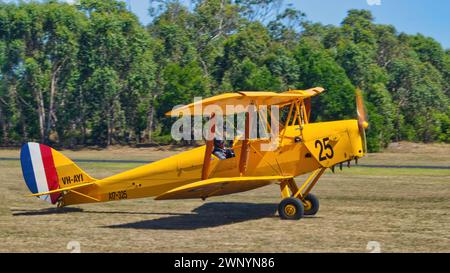 Tyabb, Victoria, Australien - 9. März 2014: Ein gelbes Tigermottenflugzeug, das auf dem Gras des Flughafens Tyabb auf der Mornington Peninsula Victoria fährt Stockfoto