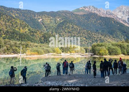 Touristen sehen die Landschaft auf dem Taisho Teich auf dem Kamikochi Trail Stockfoto