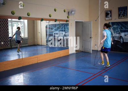 Odessa, Ukraine. März 2024. Ein junges Mädchen springt während des Fechttrainings in einer Fechtschule in der Novoselsky Street an einem Seil. Junge Sportler, die Fechtsportler sind, trainieren in der Schule, über den andauernden Krieg zwischen Russland und der Ukraine. Der geehrte Trainer der Ukraine Oleksander Vasutin trainiert Athleten. Athleten trainieren mit Trainern; Oleksander Vasutin, Mykyta Stolbunov und Wolodimir Pokatilow. (Foto: Viacheslav Onyschtschenko/SOPA Images/SIPA USA) Credit: SIPA USA/Alamy Live News Stockfoto