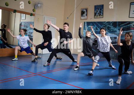 Odessa, Ukraine. März 2024. Junge Sportler trainieren in der Schule während des anhaltenden Krieges zwischen Russland und der Ukraine in einer Fechtschule in der Novoselski-Straße. Junge Sportler, die Fechtsportler sind, trainieren in der Schule, über den andauernden Krieg zwischen Russland und der Ukraine. Der geehrte Trainer der Ukraine Oleksander Vasutin trainiert Athleten. Athleten trainieren mit Trainern; Oleksander Vasutin, Mykyta Stolbunov und Wolodimir Pokatilow. Quelle: SOPA Images Limited/Alamy Live News Stockfoto