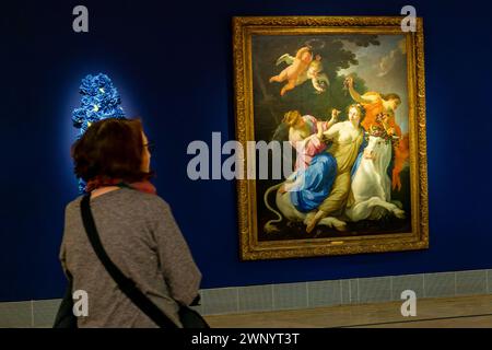 Madrid, Spanien. März 2024. Während der Demonstration beobachtet eine Frau das Werk "die Entführung Europas" im Thyssen Museum. FEMEN Spanien hat eine Protestaktion vor dem Bildwerk "die Entführung Europas" von Simon Vouet im Thyssen Bornemisza Museum durchgeführt. Sie haben die „Kultur der Liebe“ am Vorabend eines neuen 8. Jahrtausends, des Internationalen Frauentages, angeprangert. Quelle: SOPA Images Limited/Alamy Live News Stockfoto