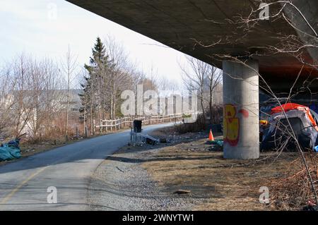 Zelte unter einer Autobahnrampe im Norden von Halifax, Nova Scotia während der kanadischen Wohnungskrise (März 2024) Stockfoto