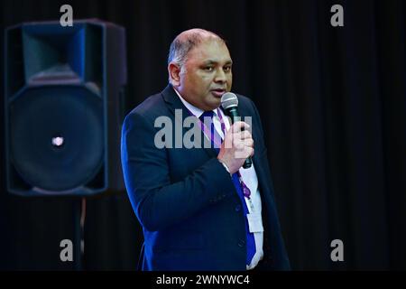 Chiswick Town Hall, London, Großbritannien. 4. März 2024: Rednerrätin Raghwinder Siddhu, Labour Councillor des Londoner Stadtteils Hounslow bei der Afghanistan and Central Asian Association (ACAA) veranstaltet den Internationalen Frauentag 2024 mit dem Titel Women: Identity, Integration, and Inklusion. Der Schwerpunkt der diesjährigen Internationalen Frauenveranstaltung liegt auf der „inspirierenden Inklusion“, einer kulturellen Veranstaltung, bei der die Stärken und Errungenschaften von Migrantinnen gewürdigt werden. Am Abend werden Referenten, Musik- und Tanzaufführungen, Gedichtvorträge und eine Modenschau von Flüchtlingsfrauen aus 15 verschiedenen Ethnien stattfinden Stockfoto