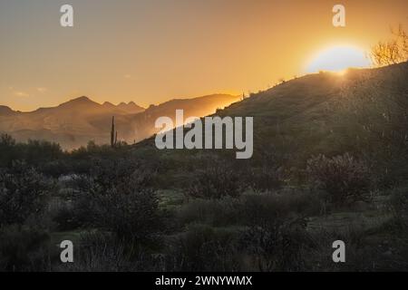 Die Sonne Geht Über Den Arizona Mountains Auf Stockfoto