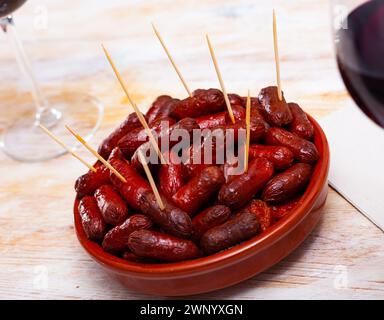 Warme Mini-Chorizo-Würstchen Stockfoto