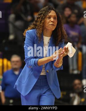 Baton Rouge, USA. März 2024. Kyra Elzy, Cheftrainerin der Kentucky Wildcats, klatscht, um ihre Spieler während eines Basketballspiels der Southeastern Conference für Frauen im Pete Maravich Assembly Center in Baton Rouge, Louisiana, am Sonntag, den 3. März 2023, zu erregen. (Foto: Peter G. Forest/SIPA USA) Credit: SIPA USA/Alamy Live News Stockfoto