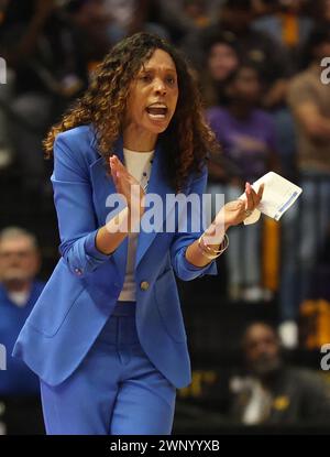 Baton Rouge, USA. März 2024. Kyra Elzy, Cheftrainerin der Kentucky Wildcats, klatscht, um ihre Spieler während eines Basketballspiels der Southeastern Conference für Frauen im Pete Maravich Assembly Center in Baton Rouge, Louisiana, am Sonntag, den 3. März 2023, zu erregen. (Foto: Peter G. Forest/SIPA USA) Credit: SIPA USA/Alamy Live News Stockfoto