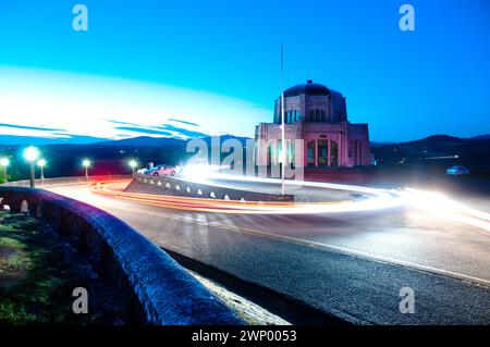 Nächtlicher Verkehr umgibt das Vista House am Crown Point mit Blick auf den Columbia River außerhalb von Portland, Oregon Stockfoto