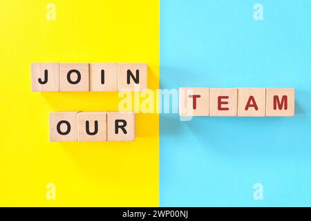 Treten Sie unserem Team bei und melden Sie sich bei uns Stelleneinladungen in Holzblöcken an. Recruitment- und Einstellungskonzept. Stockfoto