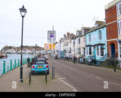 Häuser und Gebäude an der Trinity Road neben dem Hafen von Weymouth in der Altstadt von Weymouth, Dorset, England, Großbritannien. Stockfoto