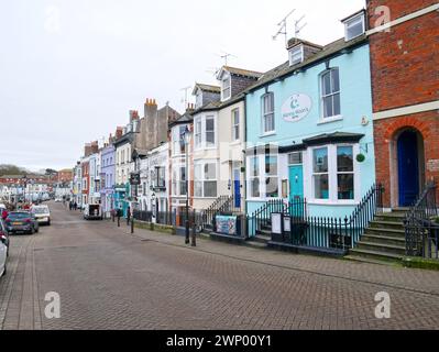 Häuser und Gebäude an der Trinity Road neben dem Hafen von Weymouth in der Altstadt von Weymouth, Dorset, England, Großbritannien. Stockfoto