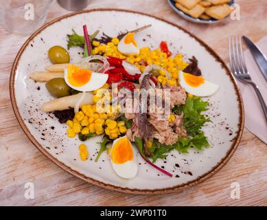 Katalanisches Essen. Xatonada, typischer Salat aus der spanischen Region Katalonien Stockfoto