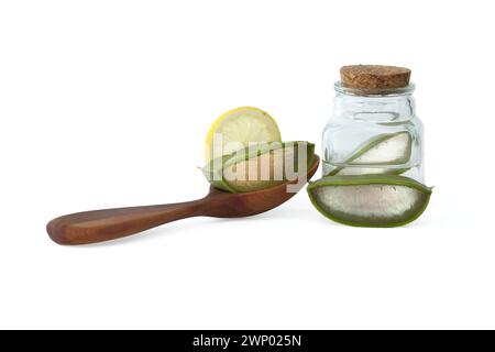 Aloe Vera-Blätter in Glasgefäß und Zitronenscheibe isoliert auf weißem Hintergrund, organische kosmetische Inhaltsstoffe, alternative Medizin Stockfoto