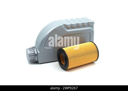 Motorölfilterelemente und Motoröl können auf weißem Hintergrund isoliert werden. Öl- und Filterwechsel, Wartung oder Fahrzeugwartung, Automobilindustrie Stockfoto