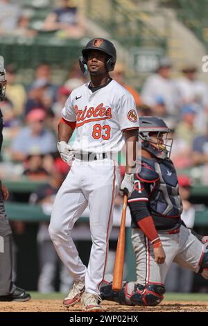 Sarasota FL USA; Baltimore Orioles Mittelfeldspieler Enrique Bradfield Jr. (83) erhält das Schild an der Platte während eines MLB-Frühjahrstrainings gegen die Stockfoto