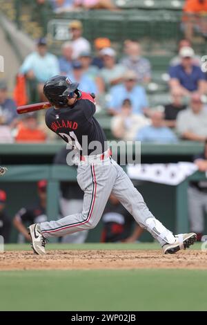 Sarasota FL USA; Minnesota Twins Infield will Holland (21) spielt während eines MLB-Frühlings-traini auf Baltimore Orioles, den dritten Baseman Coby Mayo (86) Stockfoto