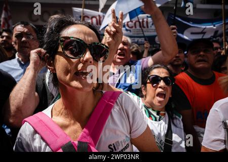 Buenos Aires, Argentinien. März 2024. Die Demonstranten rufen während der Demonstration Slogans. Protest und symbolische Umarmung der Nationalen Nachrichtenagentur Telam gegen die Ankündigung ihrer Schließung und Entlassung ihrer Pressearbeiter durch den Präsidenten der Nation, Javier Milei. Quelle: SOPA Images Limited/Alamy Live News Stockfoto