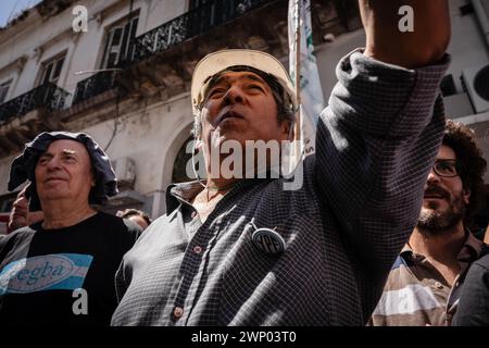 Buenos Aires, Argentinien. März 2024. Ein Mann hebt den Arm, während er während der Demonstration die argentinische Nationalhymne singt. Protest und symbolische Umarmung der Nationalen Nachrichtenagentur Telam gegen die Ankündigung ihrer Schließung und Entlassung ihrer Pressearbeiter durch den Präsidenten der Nation, Javier Milei. (Foto: Santiago Oroz/SOPA Images/SIPA USA) Credit: SIPA USA/Alamy Live News Stockfoto