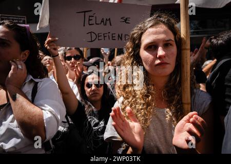 Buenos Aires, Argentinien. März 2024. Ein Fotojournalist der Telam Agency ist bei dem Protest dabei. Protest und symbolische Umarmung der Nationalen Nachrichtenagentur Telam gegen die Ankündigung ihrer Schließung und Entlassung ihrer Pressearbeiter durch den Präsidenten der Nation, Javier Milei. (Foto: Santiago Oroz/SOPA Images/SIPA USA) Credit: SIPA USA/Alamy Live News Stockfoto