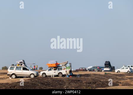 Eine Gruppe von Leuten zeltet in Madhya Pradesh, Indien Stockfoto