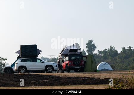 Eine Gruppe von Leuten zeltet in Madhya Pradesh, Indien Stockfoto