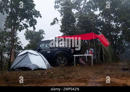 Eine Gruppe von Leuten zeltet in Madhya Pradesh, Indien Stockfoto