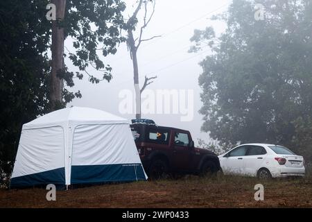 Eine Gruppe von Leuten zeltet in Madhya Pradesh, Indien Stockfoto