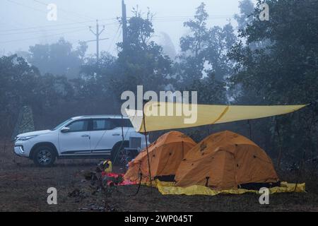 Eine Gruppe von Leuten zeltet in Madhya Pradesh, Indien Stockfoto