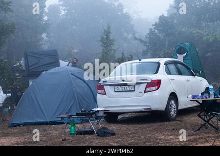 Eine Gruppe von Leuten zeltet in Madhya Pradesh, Indien Stockfoto