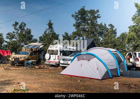 Eine Gruppe von Leuten zeltet in Madhya Pradesh, Indien Stockfoto