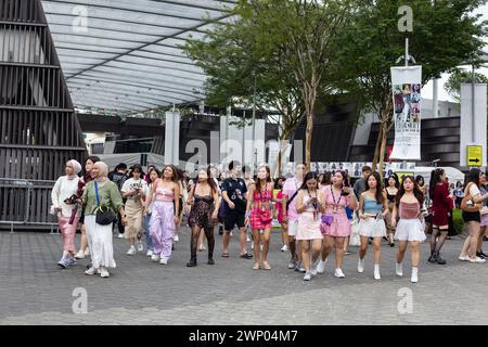 März 2024. Eine Gruppe von gut gekleideten weiblichen Fans erscheint hintereinander, alle gehen zum Taylor Swift The Eras Tour Konzert in Singapur. Stockfoto