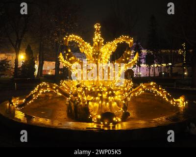 Bokeh am Weihnachtsabend. Wunderschöne runde Bokeh-Highlights. Goldene und gelbe Farbe blinkt im Dunkeln. Festlicher Hintergrund für Neujahr Merry Stockfoto